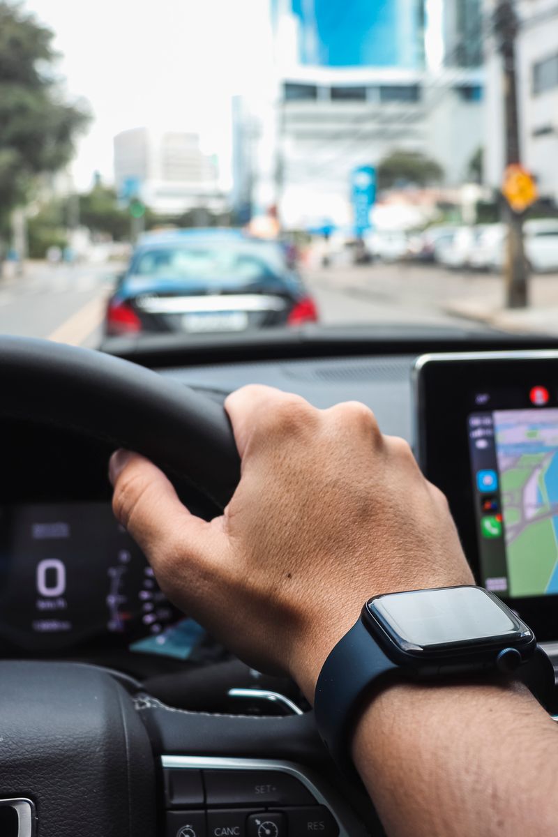 Motorista verificando situação da CNH